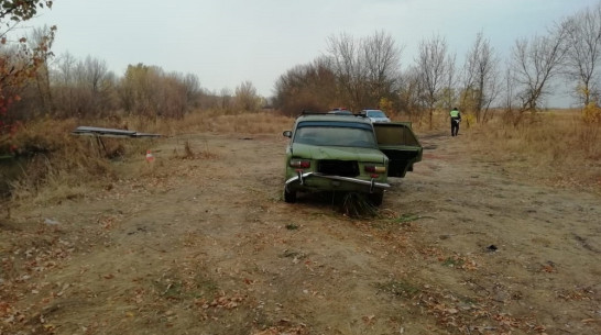 Машину с двумя телами подняли из реки в Воронежской области