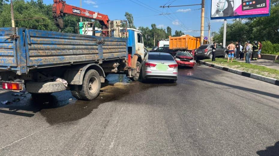 Грузовик протаранил несколько машин в Воронеже: опубликовано видео с места