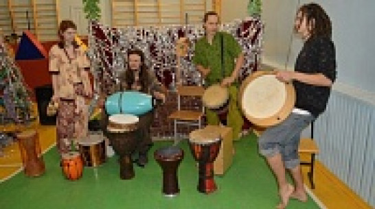 Маленьких воронежцев из школы-интерната научили играть на этнических барабанах