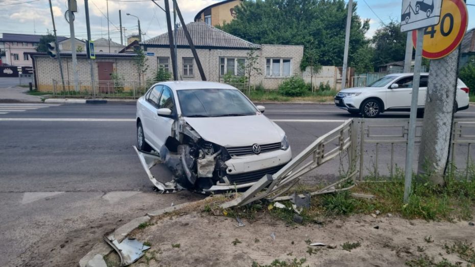 Автомобилист снес ограждение на улице Краснознаменной в Воронеже
