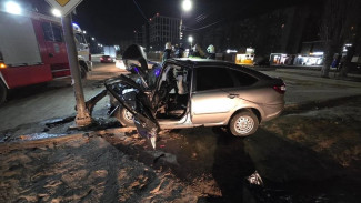 В Воронеже водитель «Лады» врезался в столб и погиб