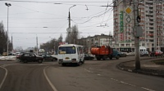 Дорожная среда: Пересечение улиц Ворошилова и Колесниченко