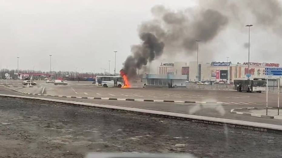 Дым от горящего автобуса у «Града» увидели в Воронеже