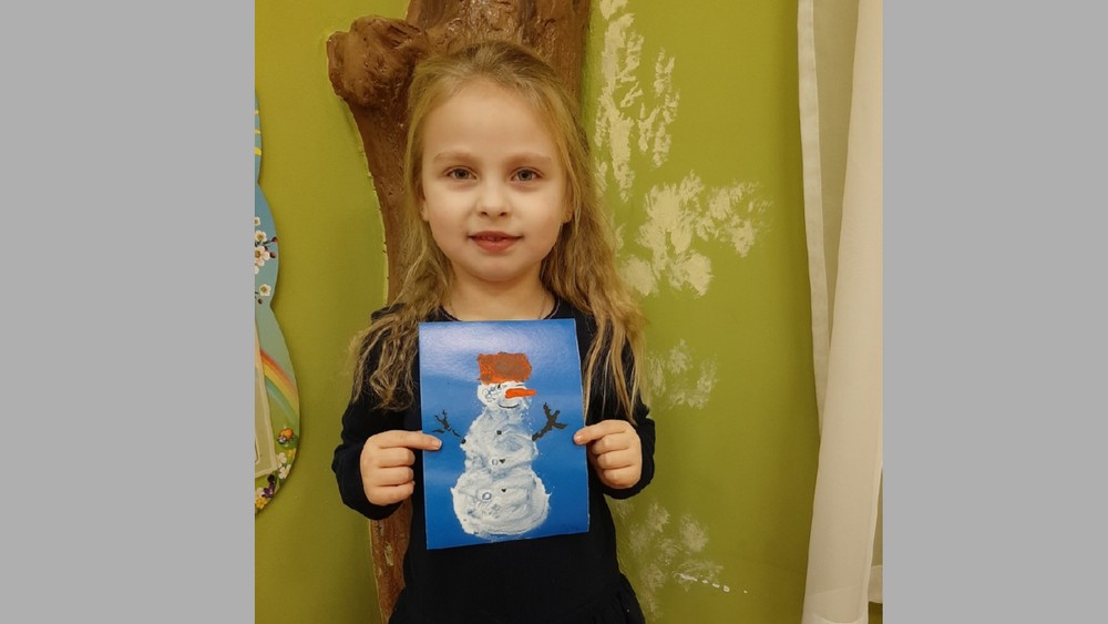 Воспитанница Петинского Дома культуры пятилетняя Маргарита Канищева с рисунком