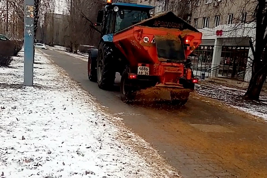В Воронеже обрабатывают тротуары перед снегопадом