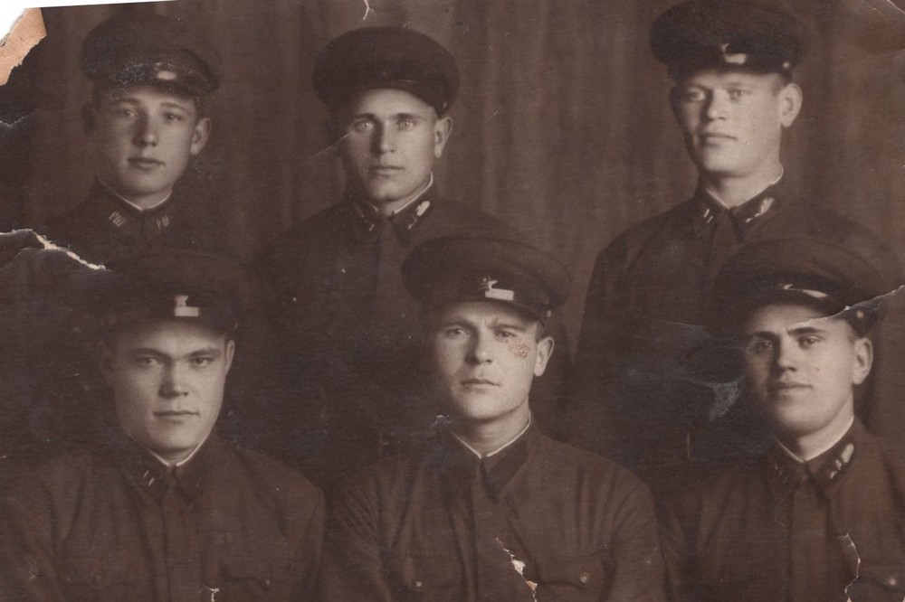 На фото: Василий Колпаносов в верхнем ряду первый справа.