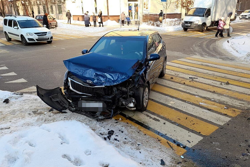 KIA врезался в машину скорой помощи в Воронеже