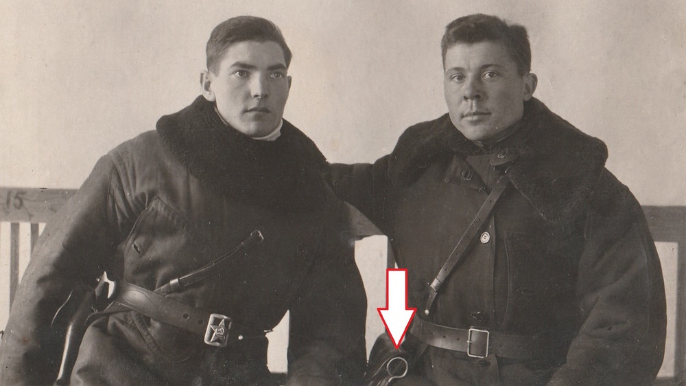 Выживший при взрыве бомбардировщика стрелок-радист Николай Крайнов справа на фото