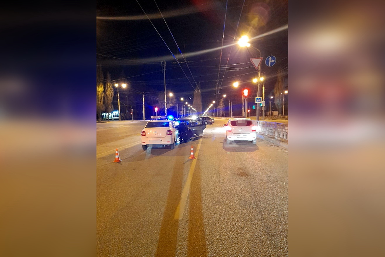 Три машины столкнулись ночью в Воронеже