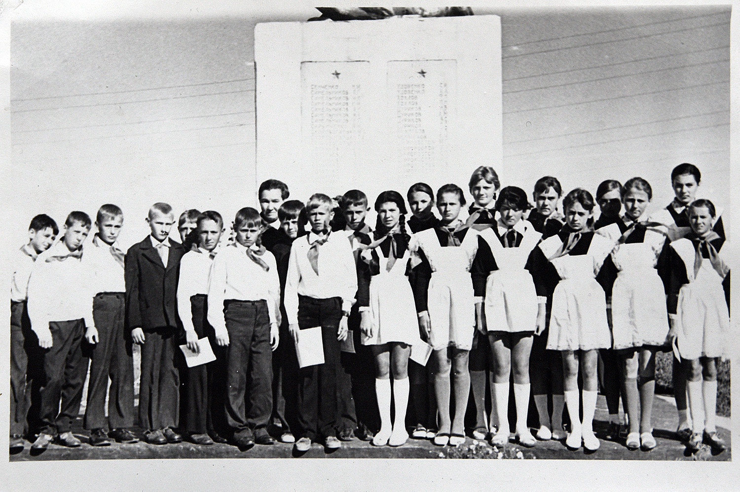 Шестиклассники, Александр — в центре с грамотой. Фото – из архива Татьяны Горошко