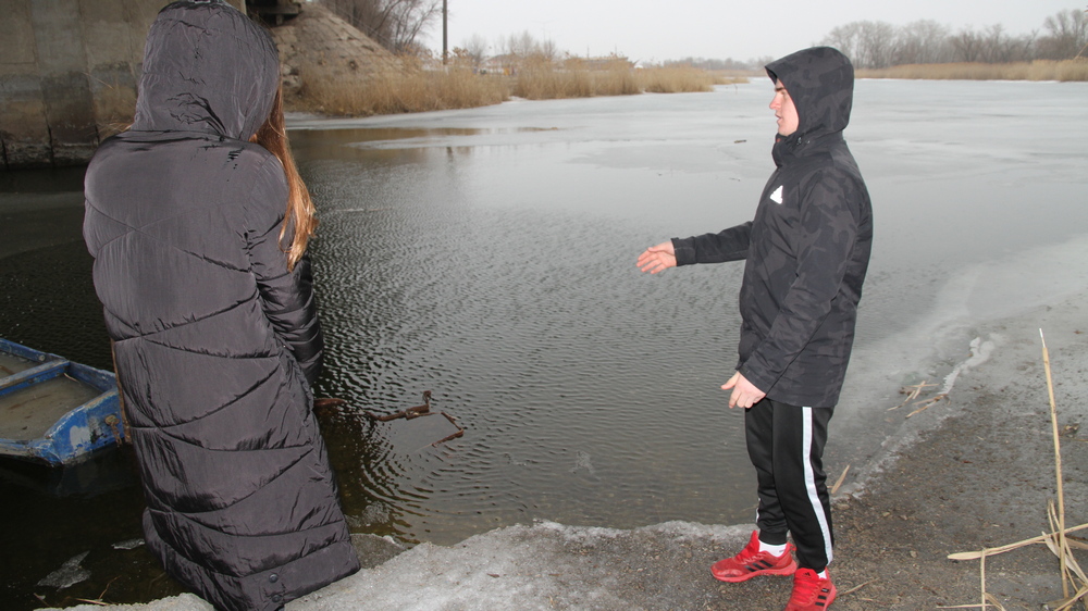 Максим лег на лед, носком ноги зацепился за оставленную на реке лодку