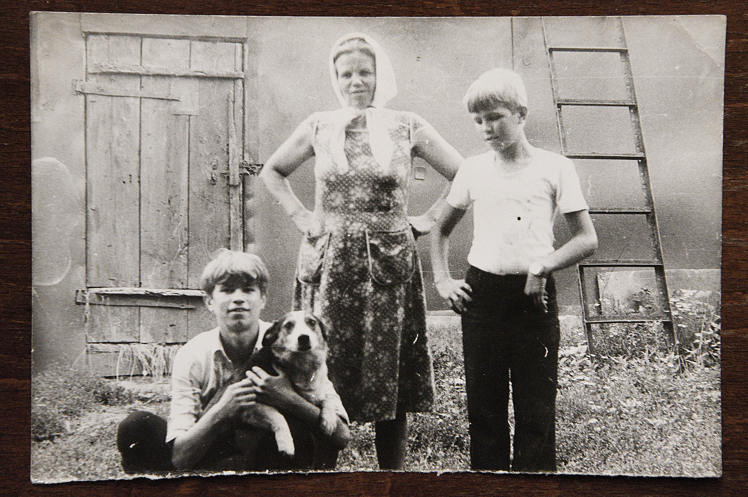 Александр (с собакой) с матерью и братом. Фото — из архива Татьяны Горошко