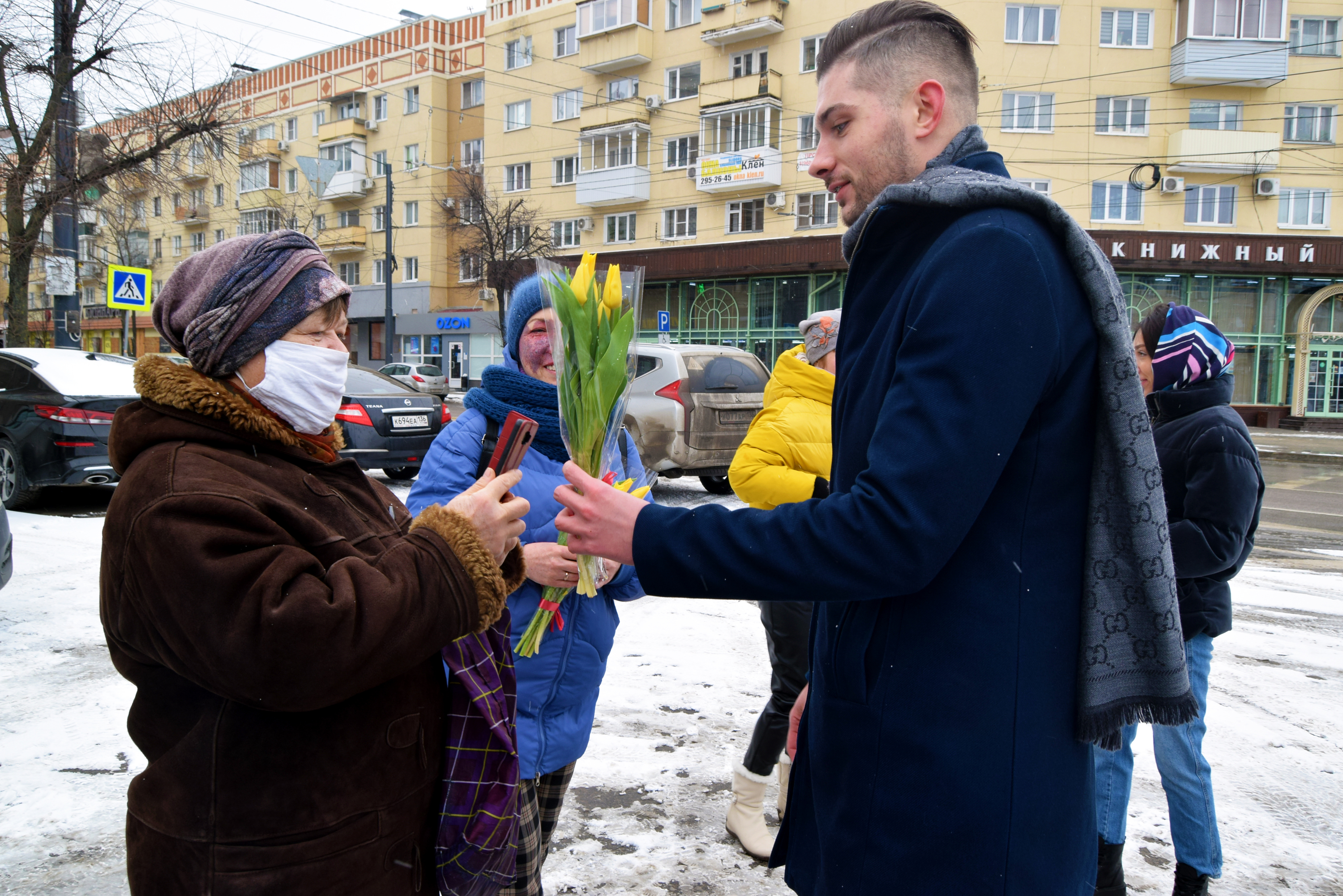 Консультации по ковиду и цветы. Врач-блогер из Воронежа поздравил женщин с  8 Марта | 09.03.2021 | Воронеж - БезФормата