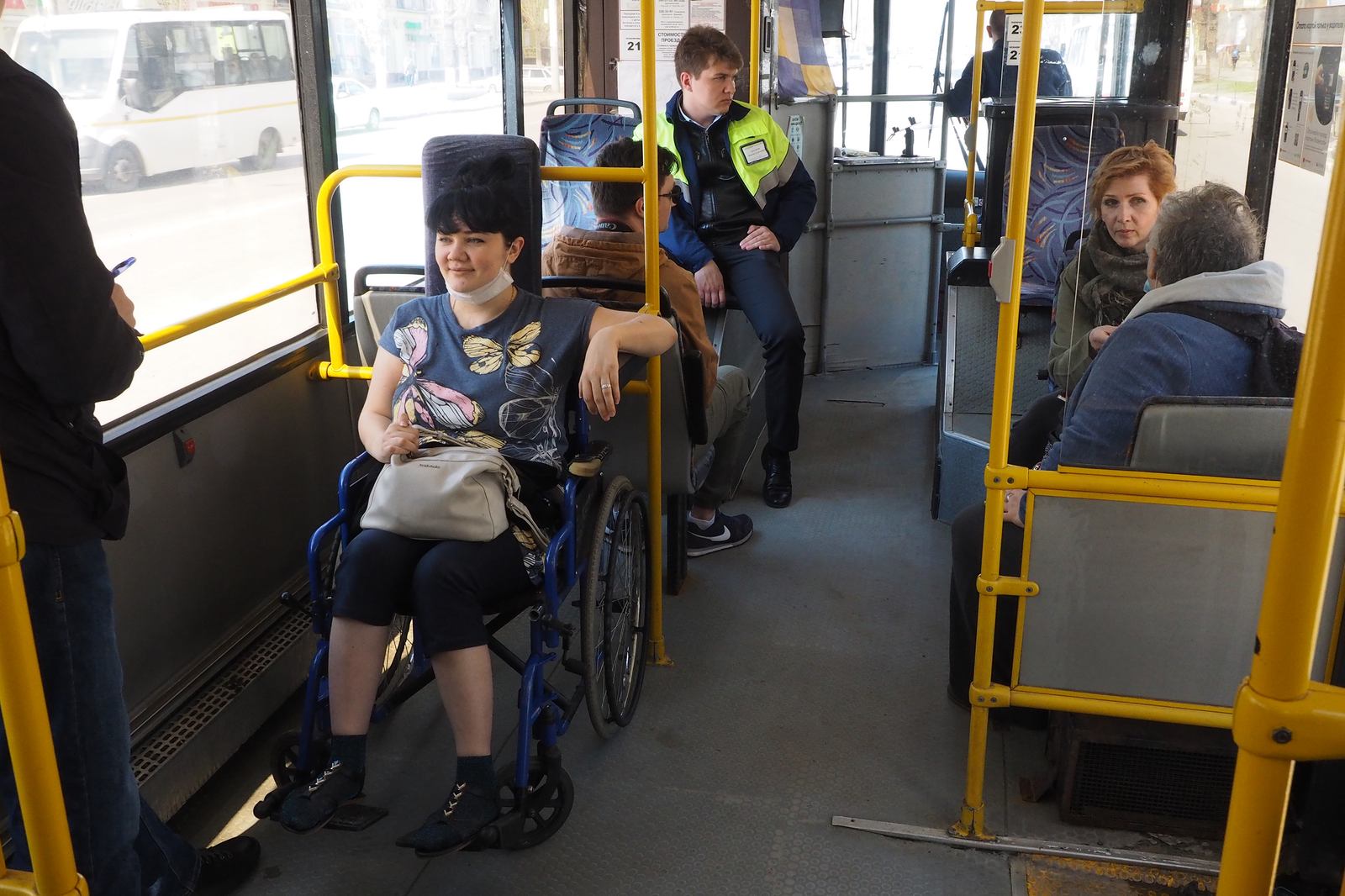 Инвалид 1 группы найден. Транспорт для инвалидов. Общественный транспорт для инвалидов. Транспорт для инвалидов колясочников. Инвалид колясочник подросток.