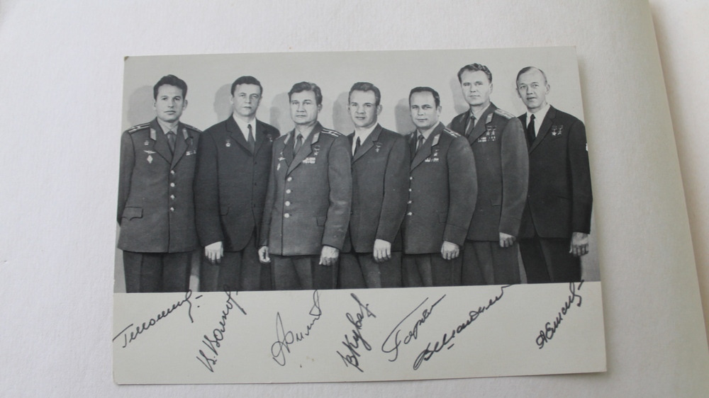 Фотография с личными подписями советских космонавтов
