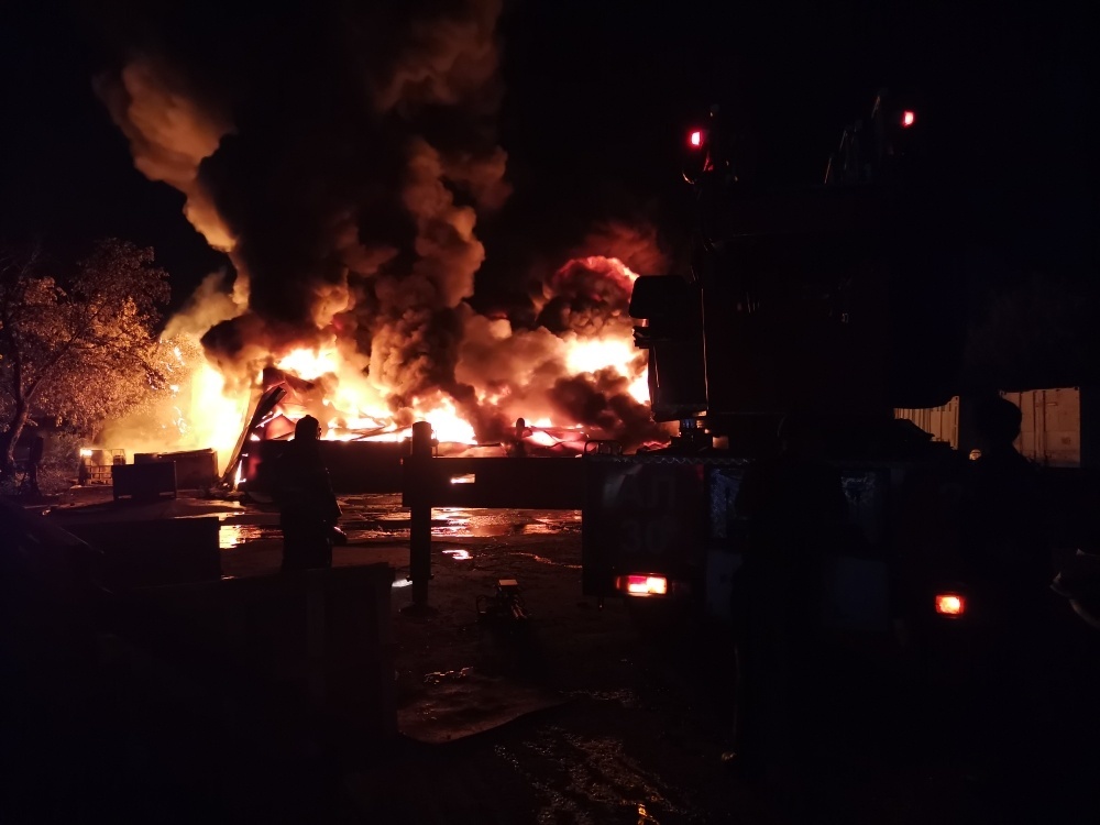 Пожар на левом берегу сегодня в воронеже. Пожар в Воронеже. Ночной пожар. Ночной пожар склад.