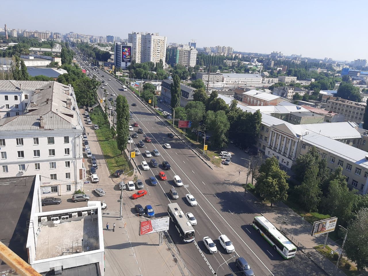 Еще не работающая выделенка вызвала затор на Московском проспекте Воронежа