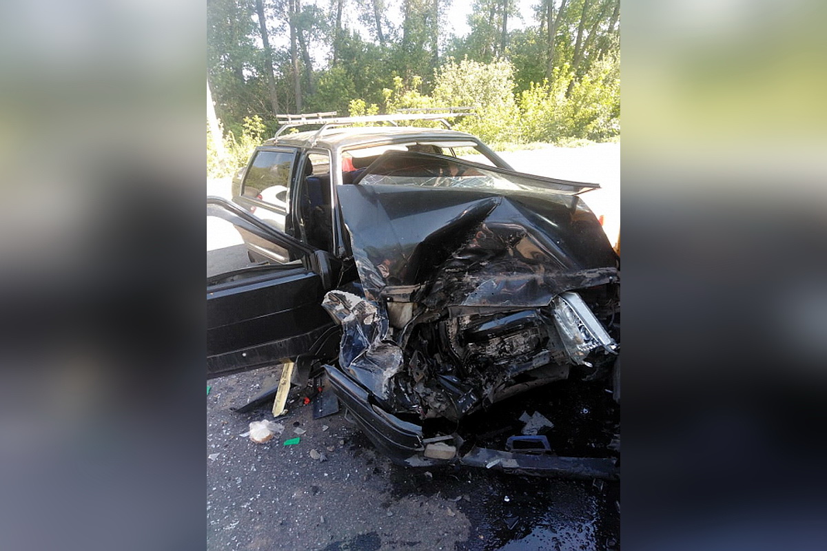 Машина врезалась в экскаватор под Воронежем