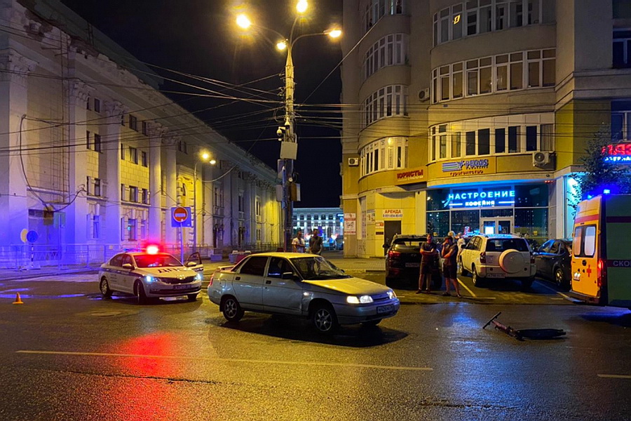 В Воронеже сбили человека на электросамокате
