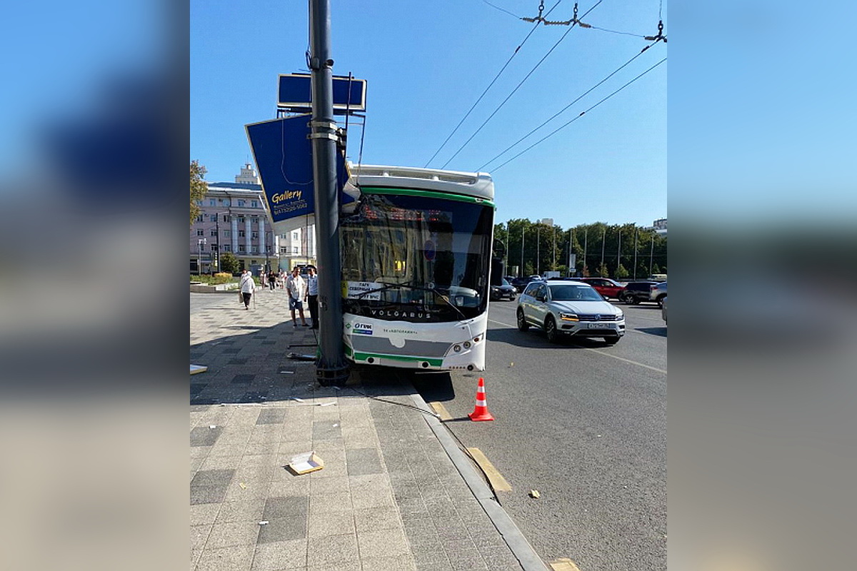 Автобус врезался в столб в центре Воронежа