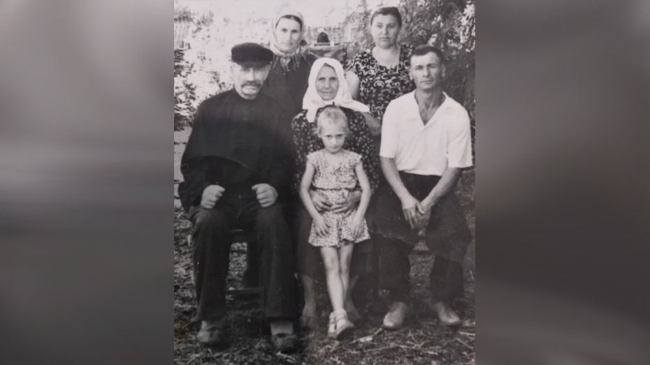 На фото: старший брат Михаил Леонов (крайний слева), его внучка Надежда Тялшинская (на руках)