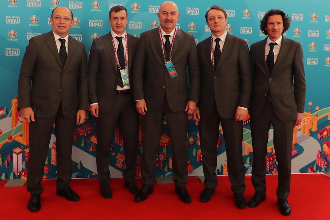 Справа налево – ветеран российского футбола Алексей Смертин, Игорь Владимиров, Станислав Черчесов