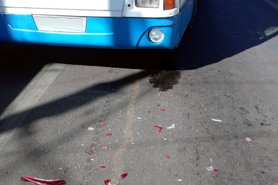 Автобус врезался в легковушку в Воронеже