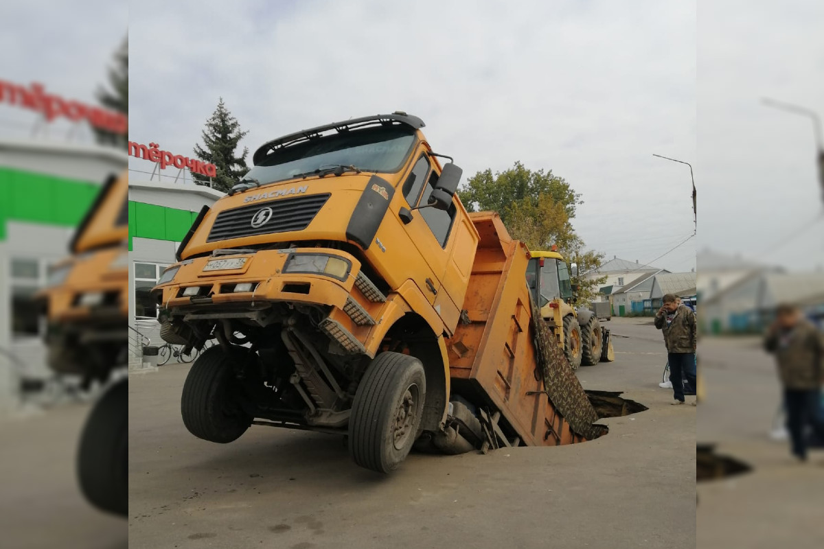 Грузовик с асфальтом провалился под землю в воронежском райцентре