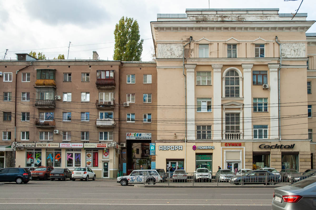 Соседство «хрущевки» и «сталинки» – улица Кольцовская, 54 и 52