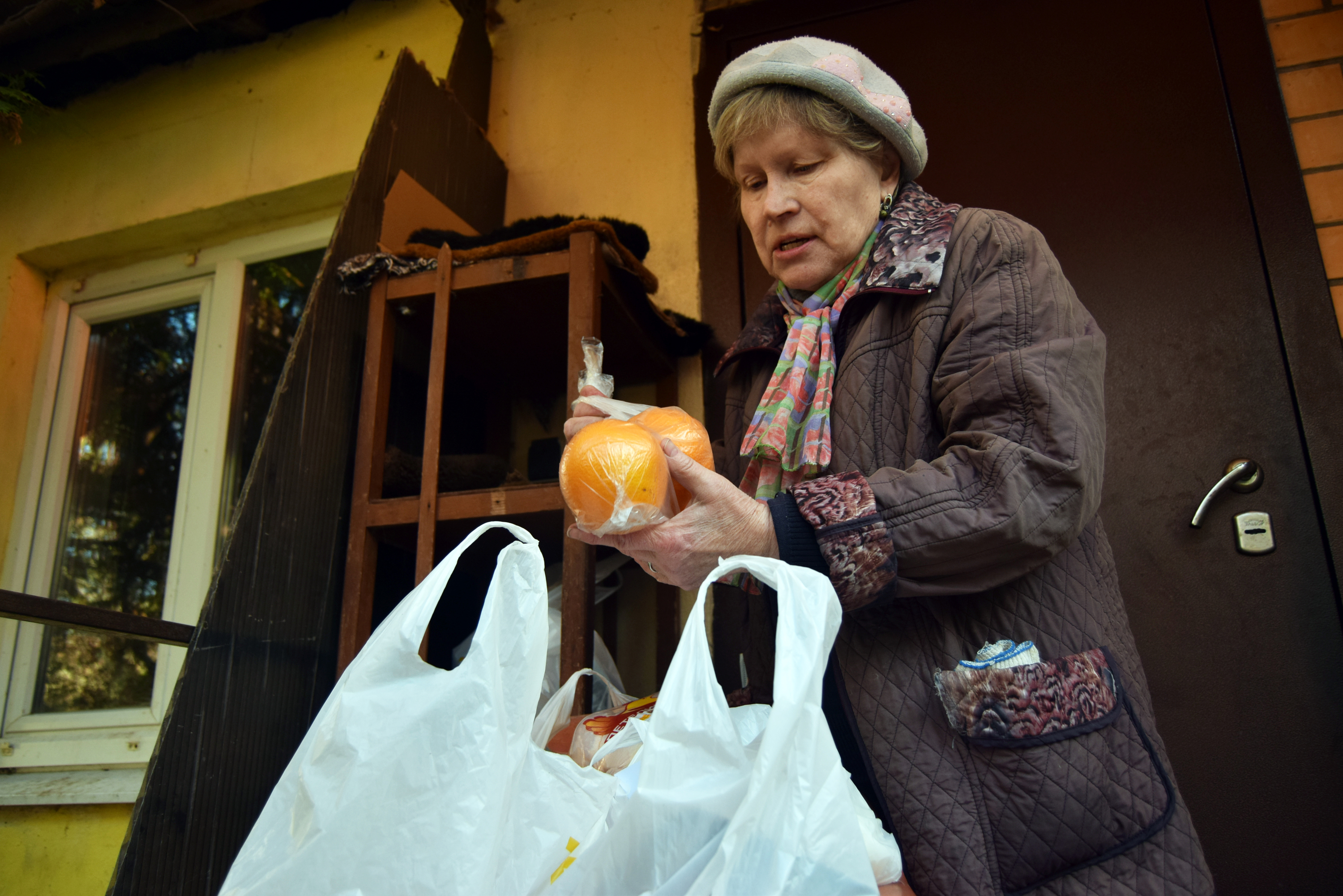 Малоимущий пенсионер. Малоимущие пенсионеры Украина фото. Пенсионеры малоимущие картинка. Фото малоимущих пенсионеров. Пенсионеры м малоимущие.