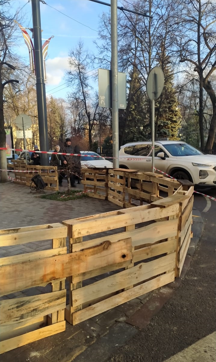 Оградили участок в Воронеже после падения штукатурки