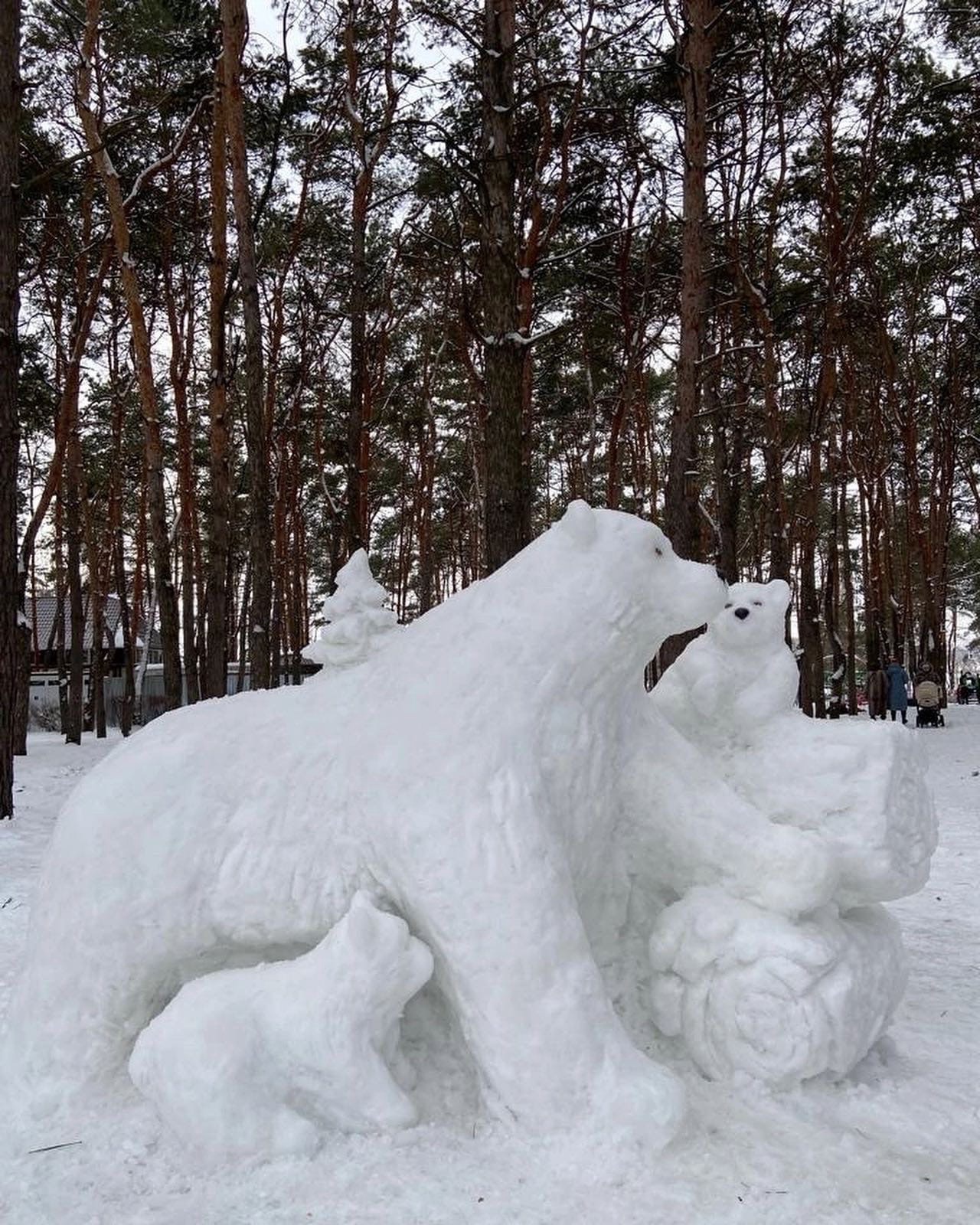 Снежная композиция «Медведица с медвежатами» в воронежском парке «Дельфин»