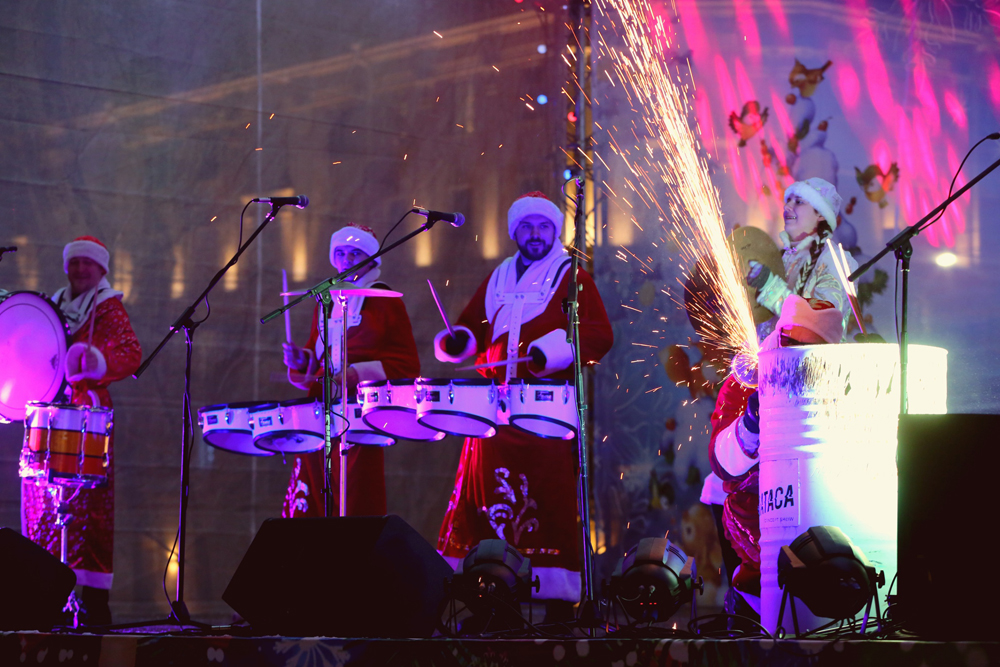 Шоу барабанщиков во время празднования Нового года в Воронеже