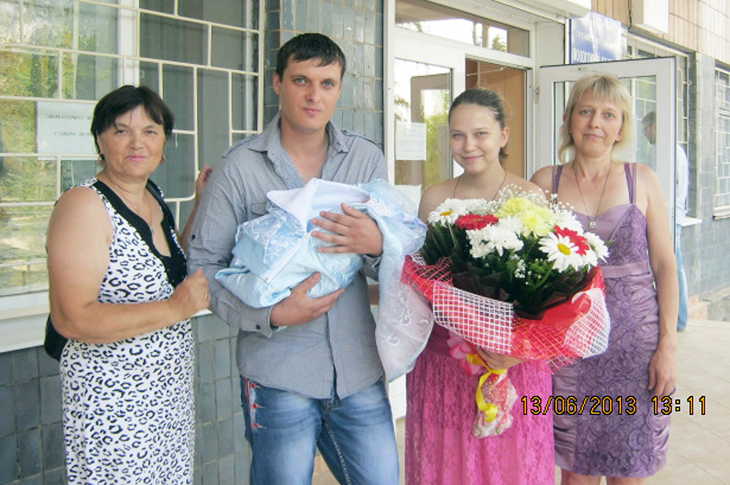 С новорожденным сыном и матерями