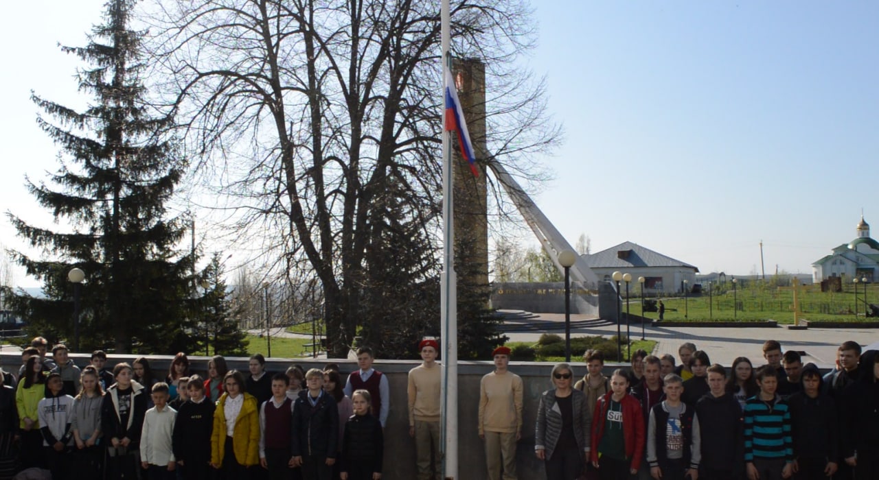 Церемония поднятия флага в Гремяченской СОШ Хохольского района