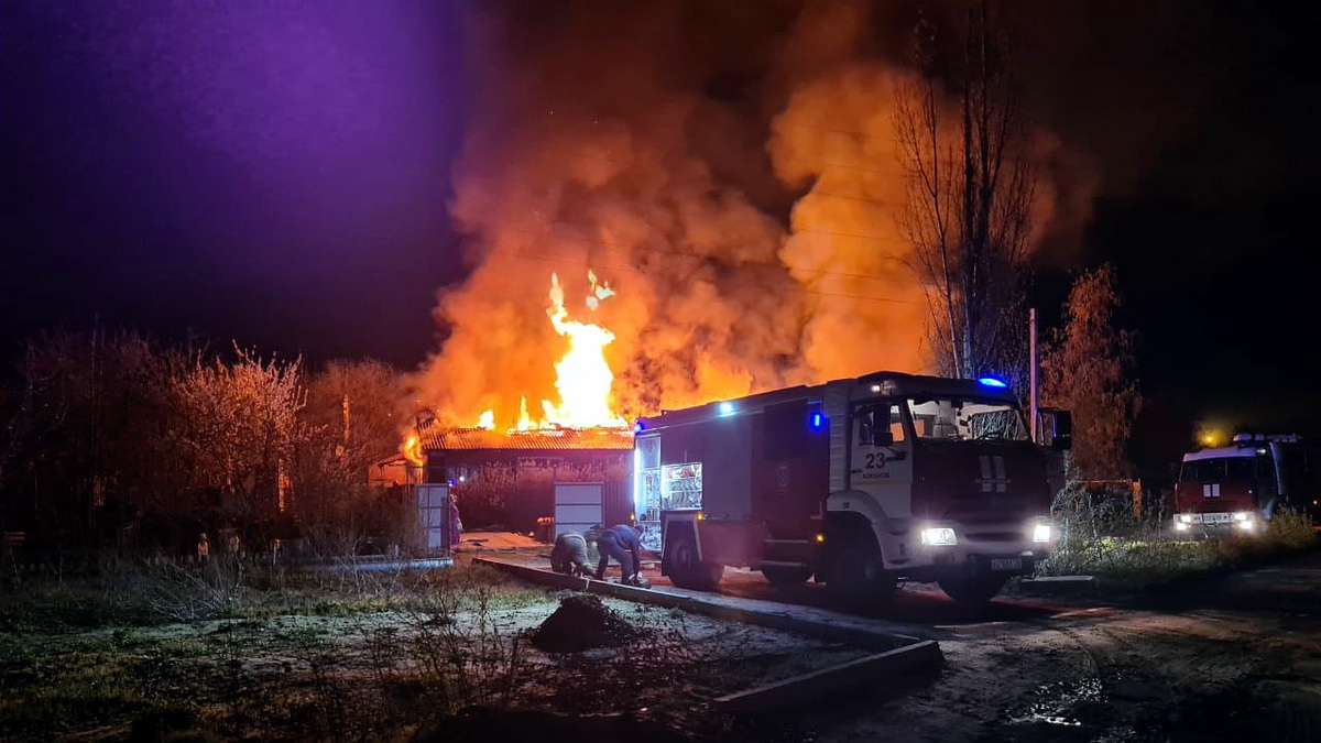 Воронежские росгвардейцы предотвратили взрыв газового баллона в  загоревшемся доме