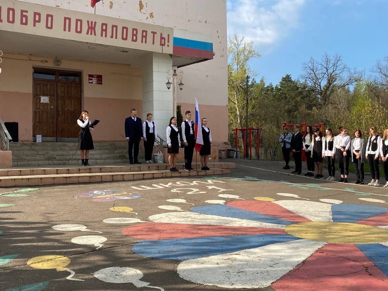 В СОШ №21 Воронежа победители школьного турнира по футболу открыли учебную неделю поднятием российского флага.