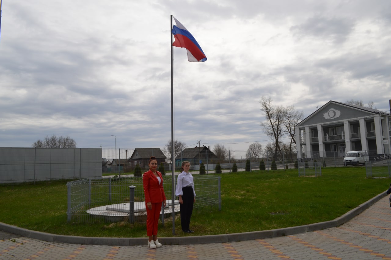 Поднятие государственного флага в школе в селе Александровка Донская Павловского района