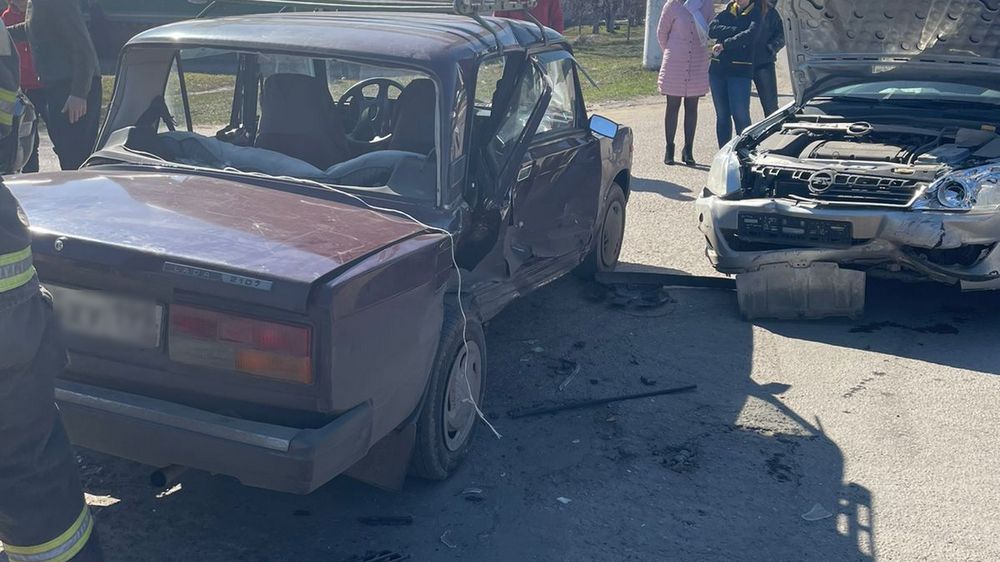 В Борисоглебске «ВАЗ» после ДТП протаранил столб: водитель попал в больницу