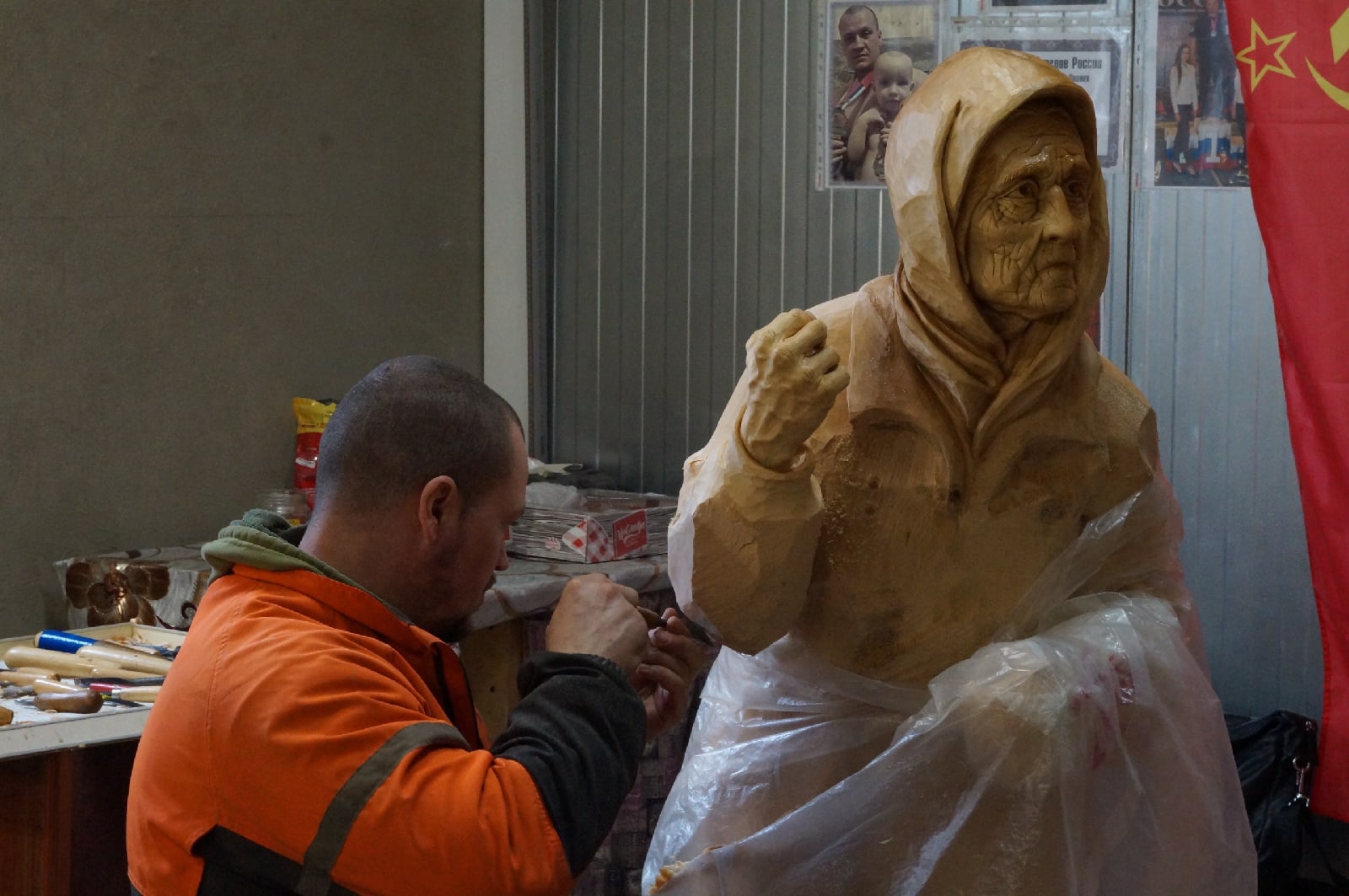 Воронежский мастер работает над скульптурой