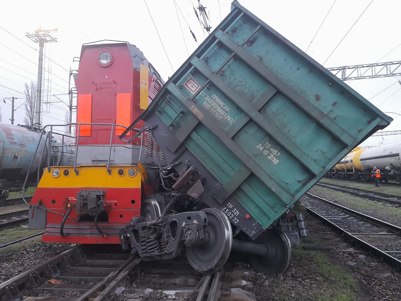 Вагон после локомотива. Грузовой поезд. Локомотив грузового поезда. Тепловоз грузовой вагон. Маневровый Локомотив.