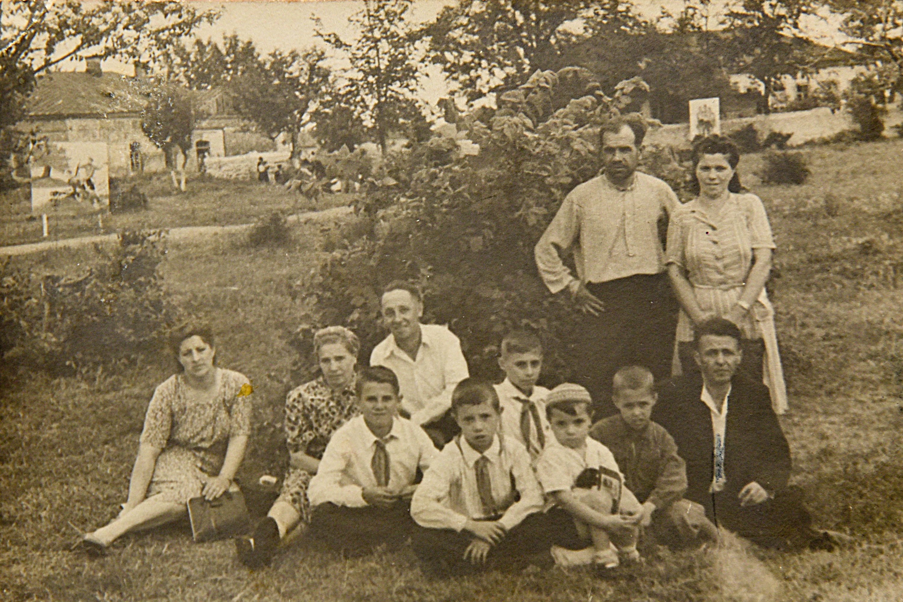 Смирнов – первый слева пионер, родители за его спиной