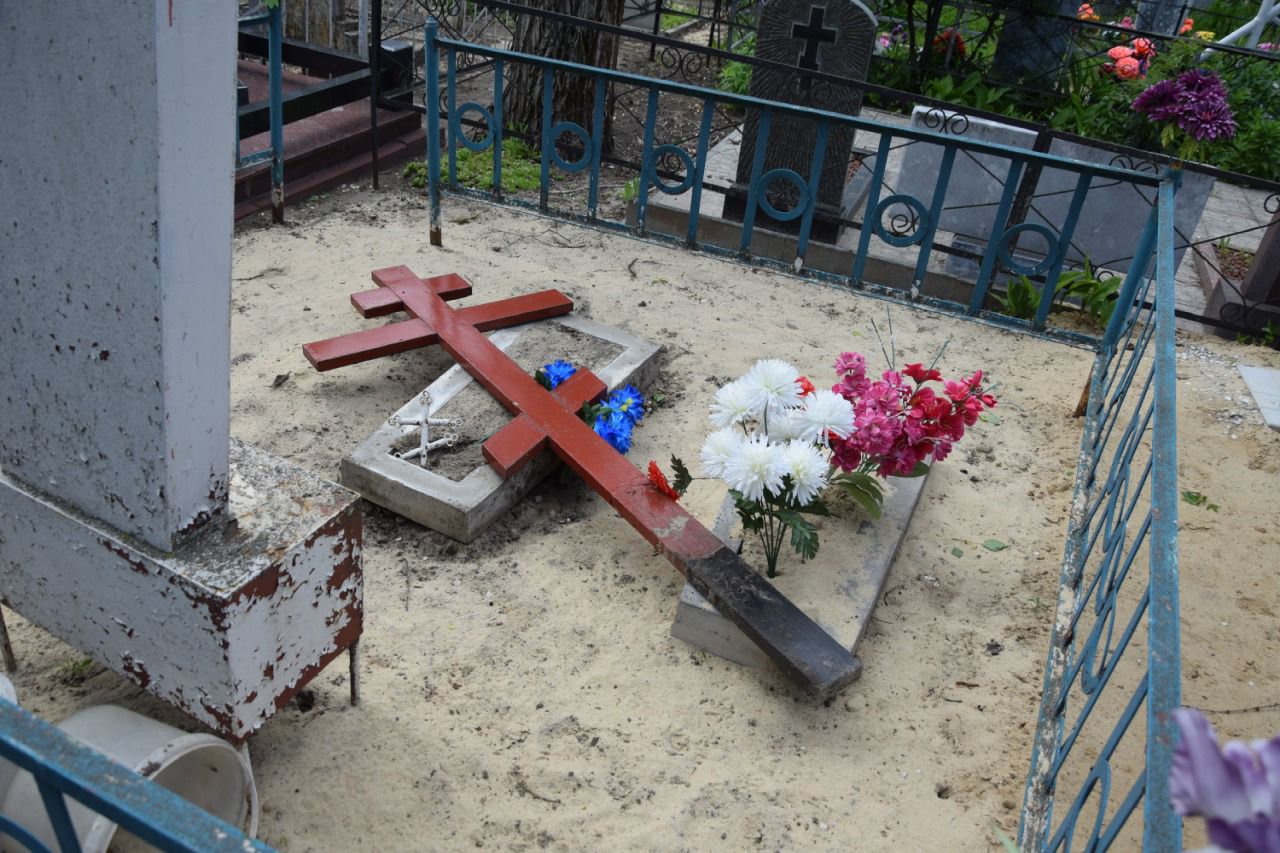 Неизвестные разворотили более 50 могил на кладбище под Воронежем