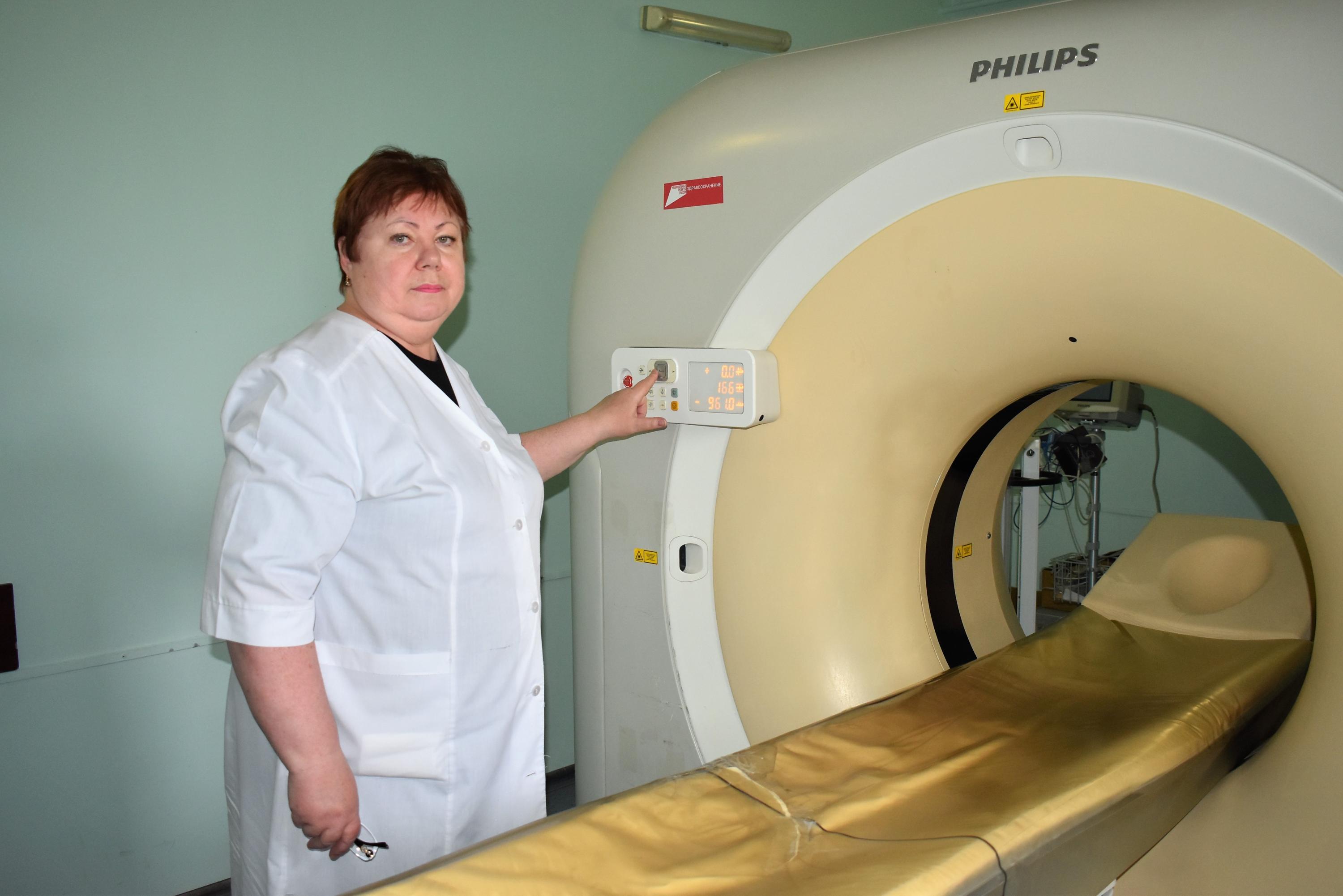 Старший рентген-лаборант Татьяна Сапунова с новым компьютерным томографом