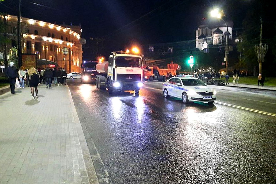 Воронеж после Дня Победы убирали более 100 коммунальных машин