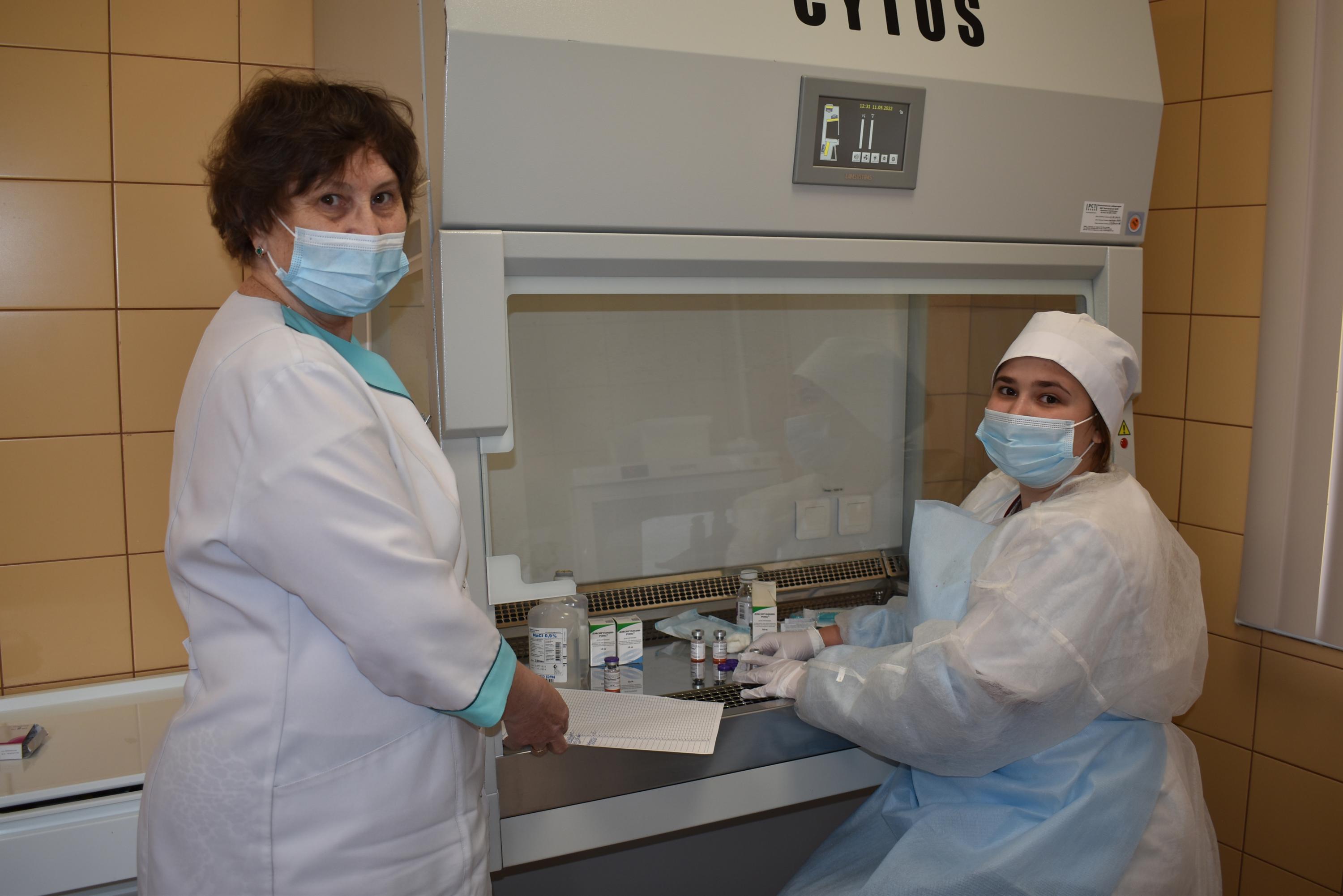 Врач-онколог Людмила Тринько и медсестра Дарья Дикарева готовят лекарства в новом ламинарном боксе