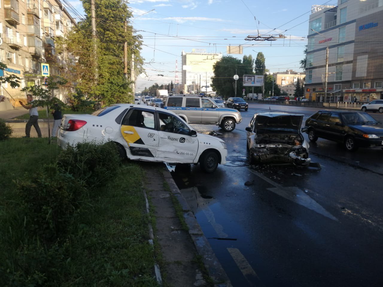 Автомобиль с маркировкой службы такси попал в аварию на перекрестке у цирка  в Воронеже