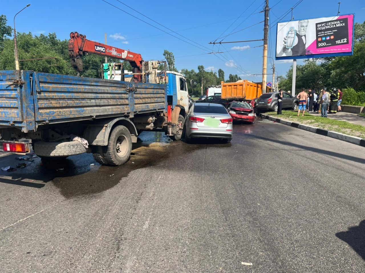 Грузовик протаранил несколько машин в Воронеже: опубликовано видео с места