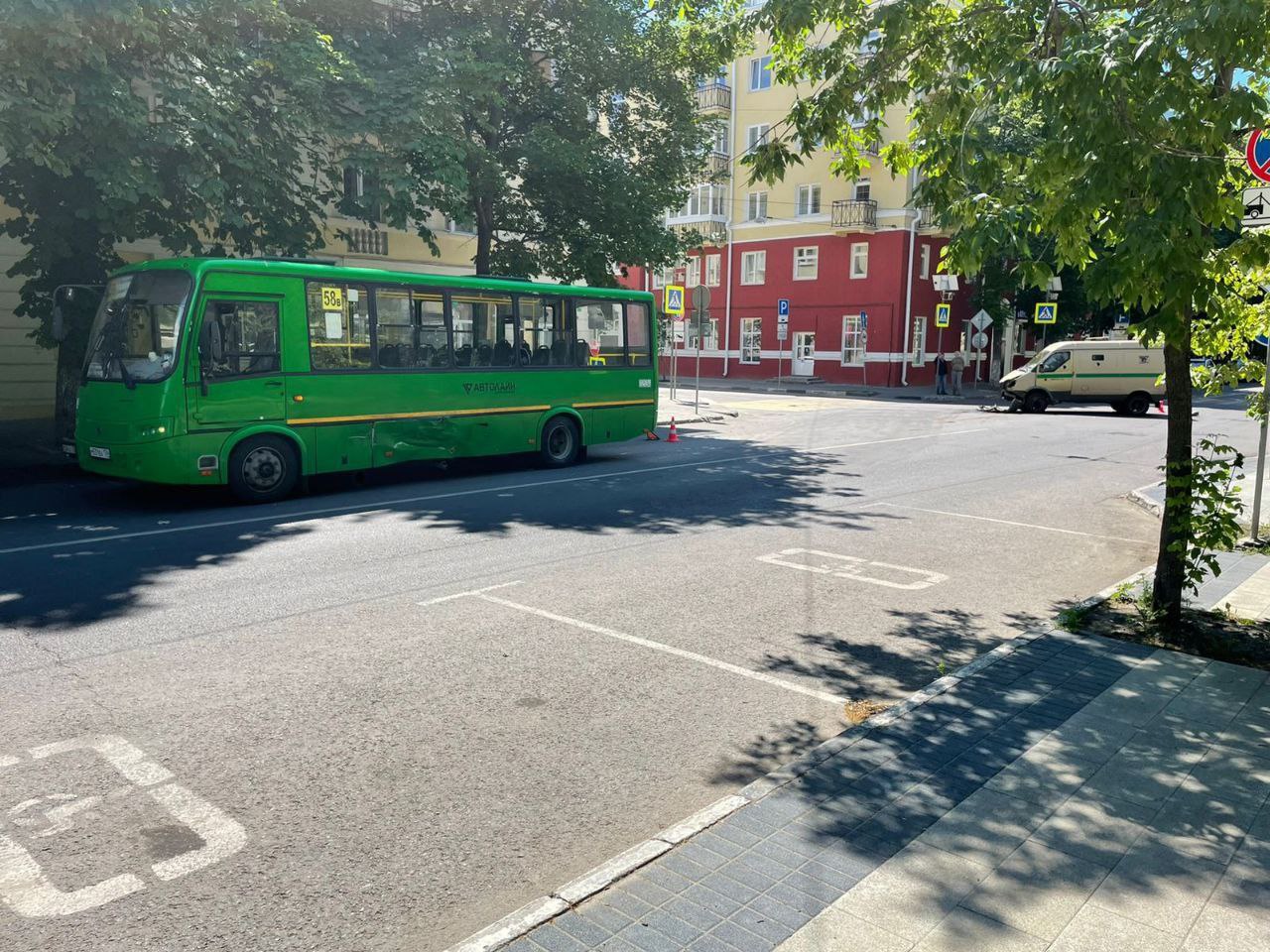 В Воронеже в ДТП с «Газелью» и автобусом №58в пострадала 56-летняя женщина