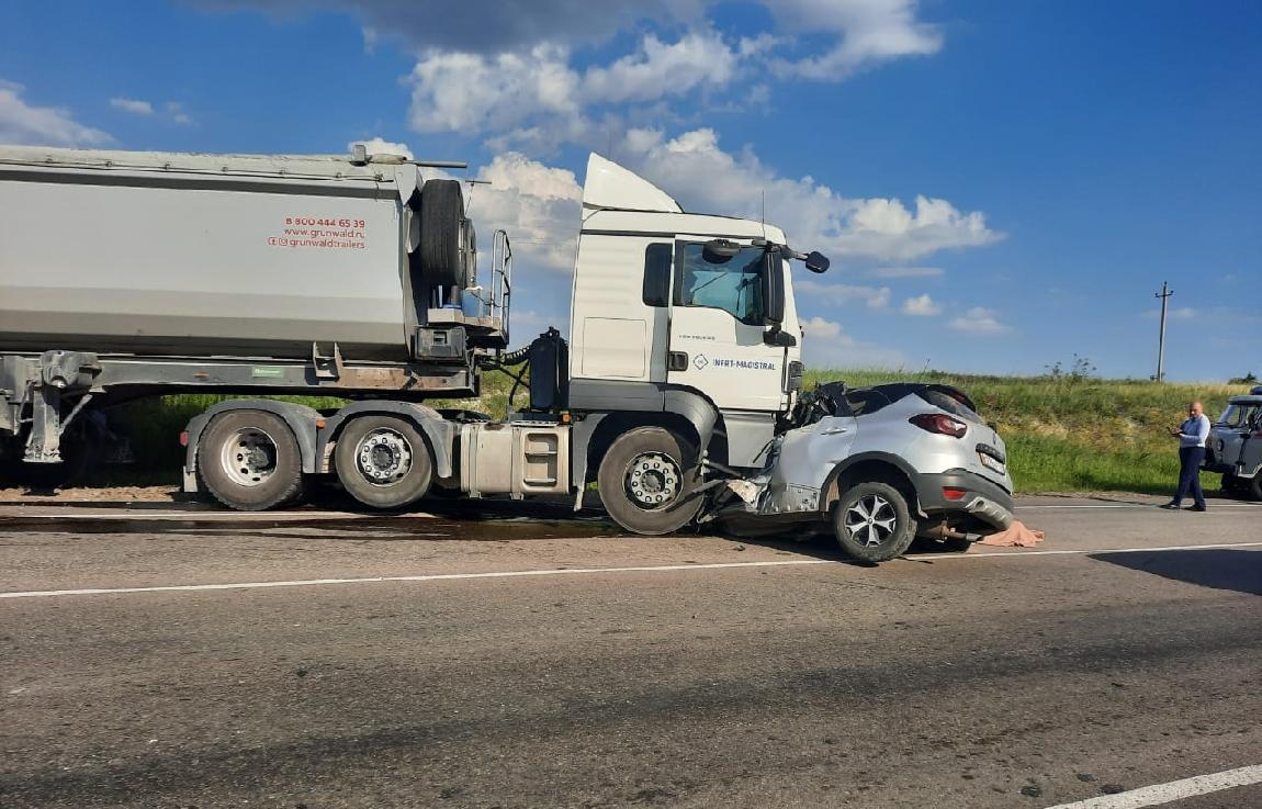 В Воронежской области возбудили дело о гибели женщины и 2 детей в ДТП с  автопоездом